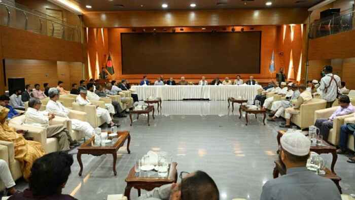 রাজনৈতিক দলগুলো নিয়ে জরুরি বৈঠকে প্রধান উপদেষ্টা