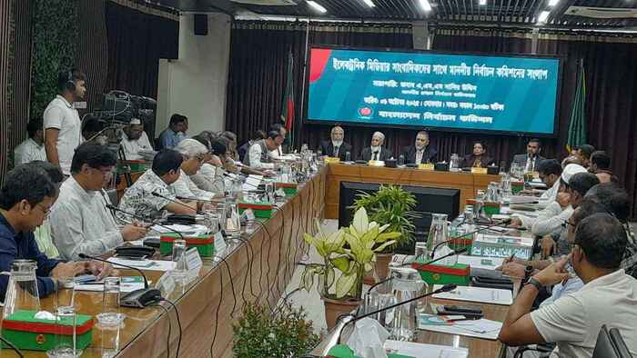 ভোটে গুজব রুখতে গণমাধ্যমের ‘অবাধ স্বাধীনতা’ চান সাংবাদিকরা