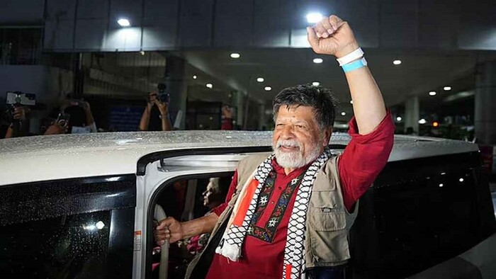 দেশের মাটিতে ফিরলেন শহিদুল আলম