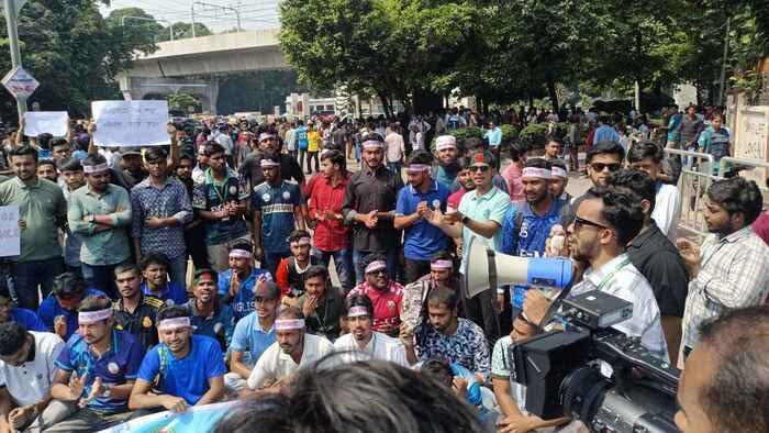 শিক্ষার্থীদের স্লোগানে মুখর শিক্ষা ভবন এলাকা