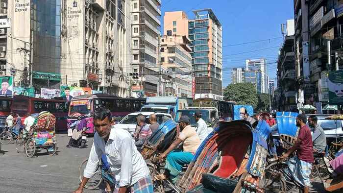 হাসিনার রায় ঘিরে আতঙ্ক, ‘কমপ্লিট শাটডাউনের’ প্রভাব নেই সড়কে