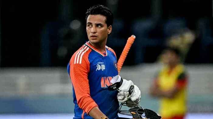 ১২ বলে ফিফটি, ৩২ বলে সেঞ্চুরি করে রেকর্ড বইয়ে অভিষেক