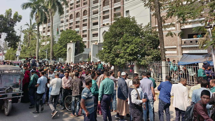 খুলনায় আদালতের সামনে দুজনকে কুপিয়ে ও গুলি করে হত্যা