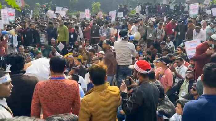 বিটিআরসি ভবনের সামনে সড়ক অবরোধ মোবাইল ব্যবসায়ীদের