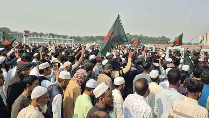 হাদির জানাজায় অংশ নিতে মানুষের ঢল