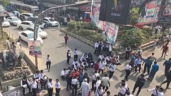 ঢাকা কলেজের উচ্চমাধ্যমিকের শিক্ষার্থীদের সায়েন্সল্যাব অবরোধ