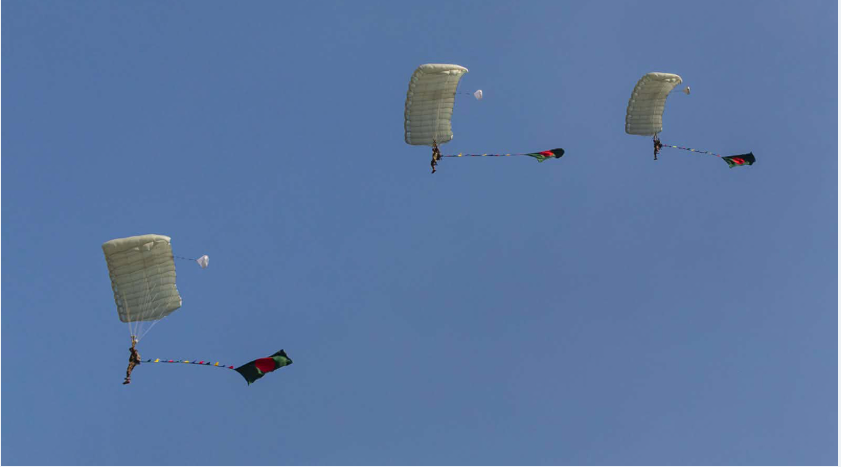 পতাকা হাতে ৫৪ বাংলাদেশি প্যারাট্রুপারের বিশ্বরেকর্ড